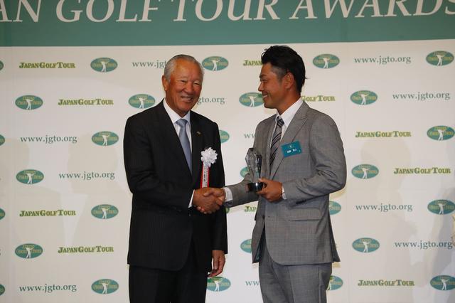 画像: ユニシスポイント1位で表彰を受ける谷原秀人