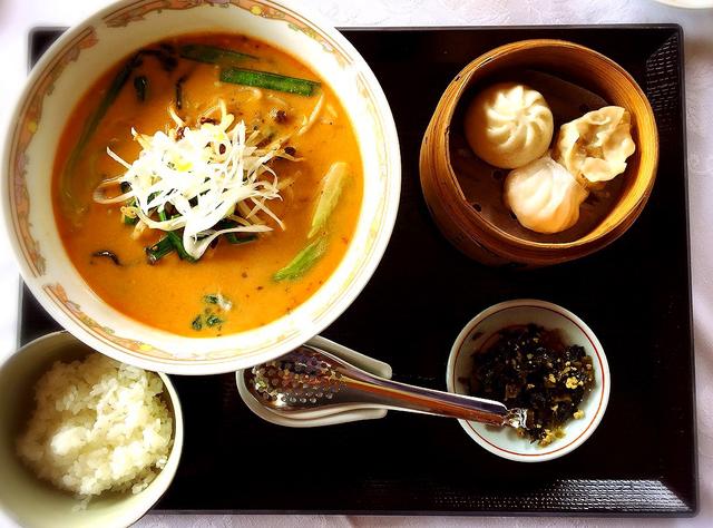 画像: ご飯と飲茶がついてボリューム満点
