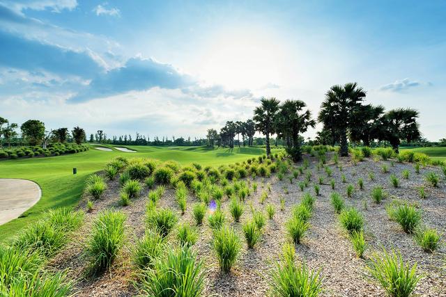 画像: 緩やかな丘陵地の輪郭をそのまま生かして設計されたコース www.nikantigolfclub.com