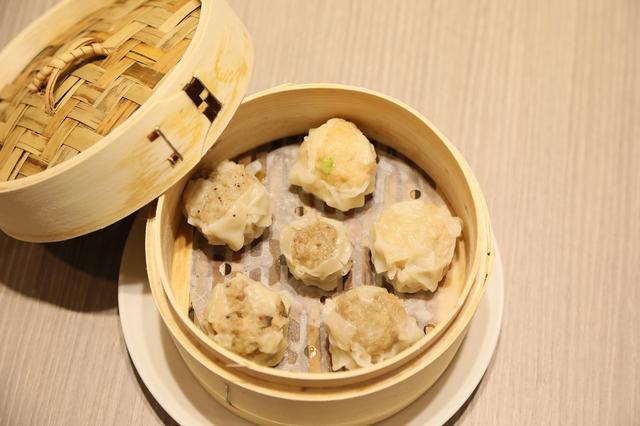 画像: 蒸したてのシウマイ全種類が一度に食べられるのはシウマイバルだけ
