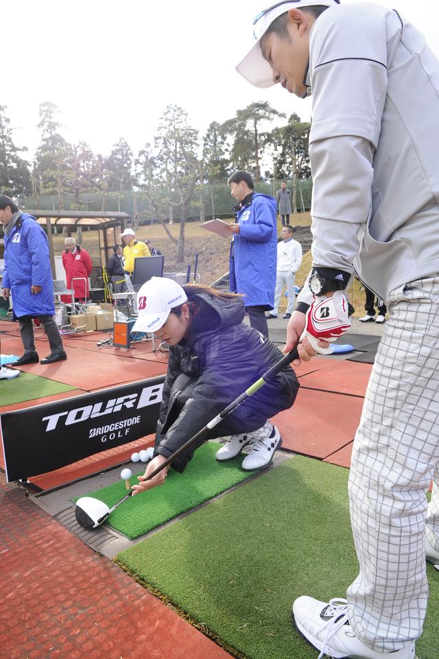 画像: 「トップスピードはインパクトの先!」一生懸命教えるかな先生