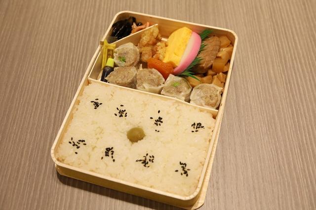 画像: 定番の駅弁「シウマイ弁当」830円。出張族のソウルフードだ