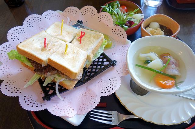 画像: スタミナ・ステーキ・サンド全景。サラダ、スープ、デザート付きで1700円