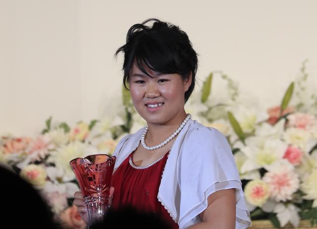 画像: LPGAオフィシャルパートナーの資生堂のスタッフにメイクをしてもらって、少し恥ずかしかったです