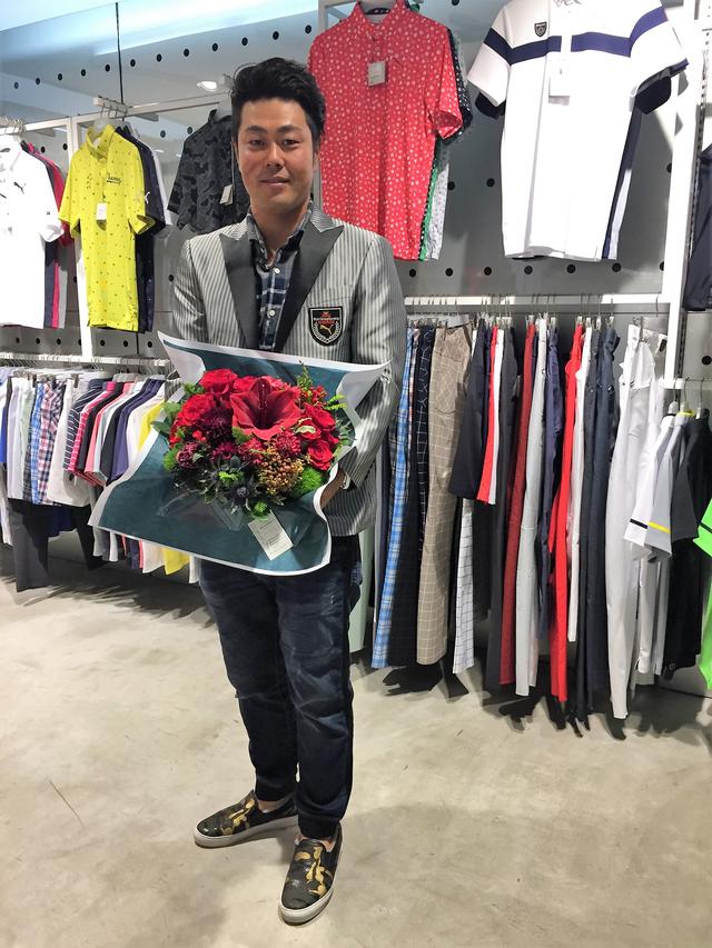 画像: 「クラブ屋さん(クラブメーカー)の場合なら記念品として金メッキされたドライバーとかパターなどを贈ると聞いた事があって、ウェア屋の場合は何ができるのかを考え、日本プロ優勝の直後(7月中旬)から製作に動いていました」と、ツアーレップの梅宮研二さん