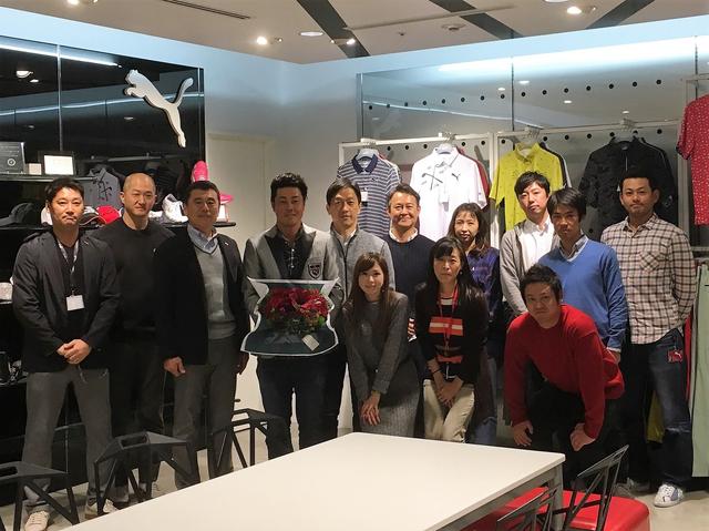 画像: 谷原を支えるプーマゴルフチームとハイ、チーズ!