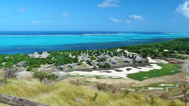 画像: デヴァゴルフはピート・ダイ設計で技巧的なコースとなっている www.sheratonnewcaledoniadeva.com