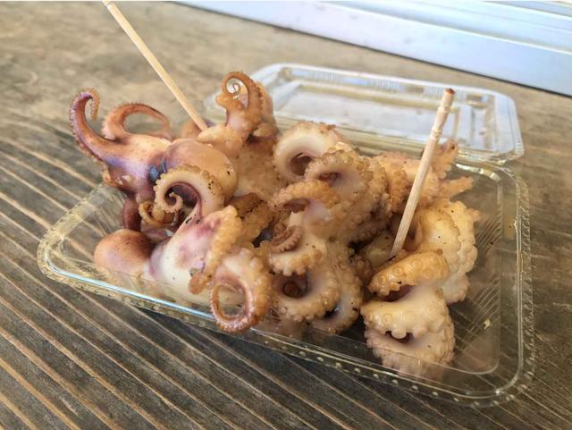 画像: イイダコの鉄板焼き。これめちゃくちゃ旨い。350円とタコ焼き価格で焼きタコが!