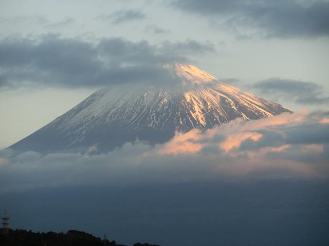 画像: 展望台からは富士山の稜線が確認できるほど、よく見える
