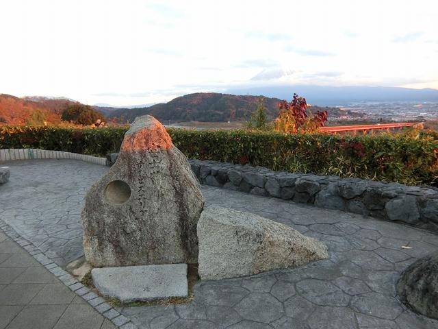 画像: この穴から覗く富士山が一番美しいと言われているんだそう