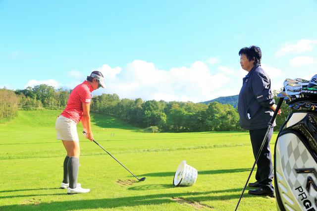 画像: 現在もツアー会場では森田を指導する岡本綾子の姿が見られる