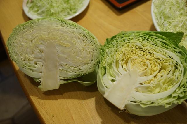画像: 産地を選んで2種類のキャベツをブレンドするこだわりよう。しかもおかわり無料!
