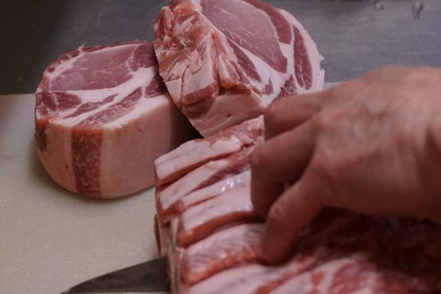 画像: 季節や仕入れ状況に応じて厳選した産地の豚肉を使用