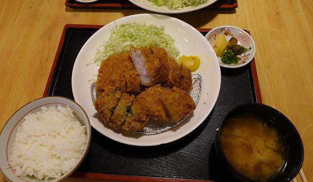 画像: ロースかつ、ピーマン肉詰め、タマネギの盛り合わせに、ご飯とみそ汁つき1080円。安い!
