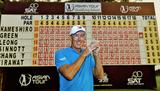 画像: 後ろのボードが示すようにハイスコアが並ぶ中、優勝したリチャード・グリーン(28アンダー) ameblo.jp