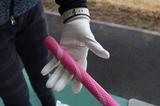 画像: 左手の小指の付け根から人差し指にかけて、斜めにクラブを握る