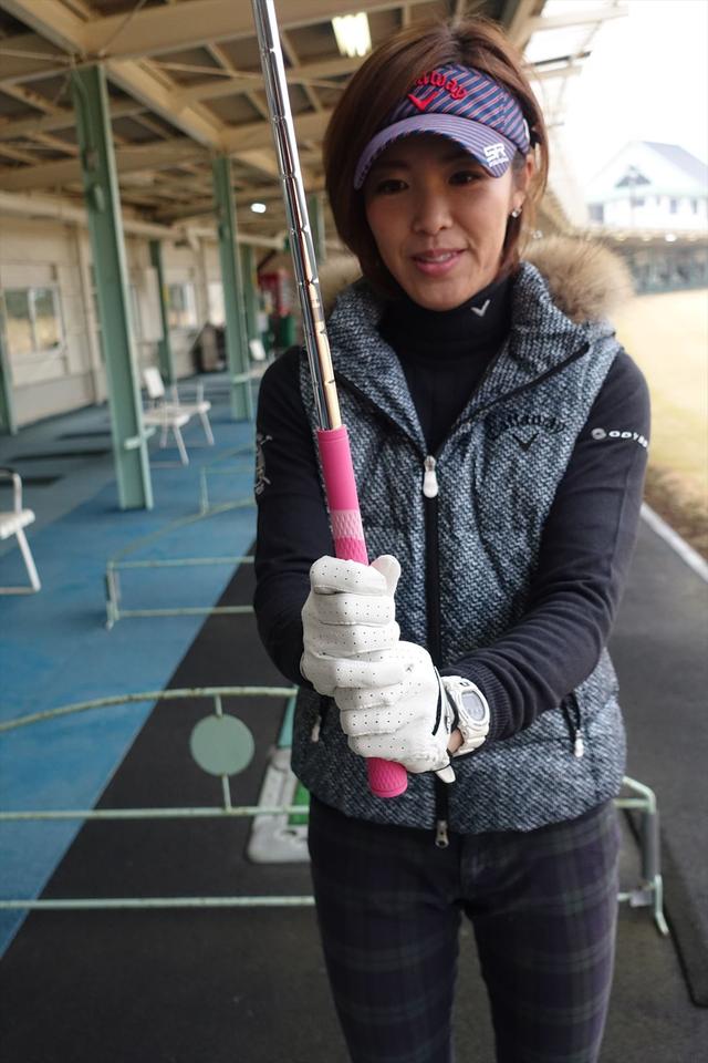 画像: オーバーラッピンググリップでクラブを立ててしっくりくるように握る