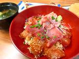 画像: まぐろてんこもり丼にはイカ焼き、味噌汁、日替わり小鉢、お新香が付いてボリューム満点!
