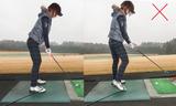 画像: アドレスで右足の上にクラブを置いたま打つ