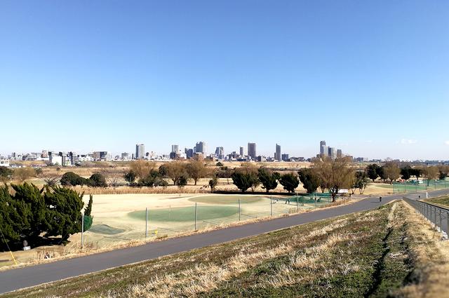 画像: 荒川の河川敷に造られた赤羽ゴルフ倶楽部。小さく傾斜のあるグリーンがゴルファーを楽しませ、同時に苦しめる