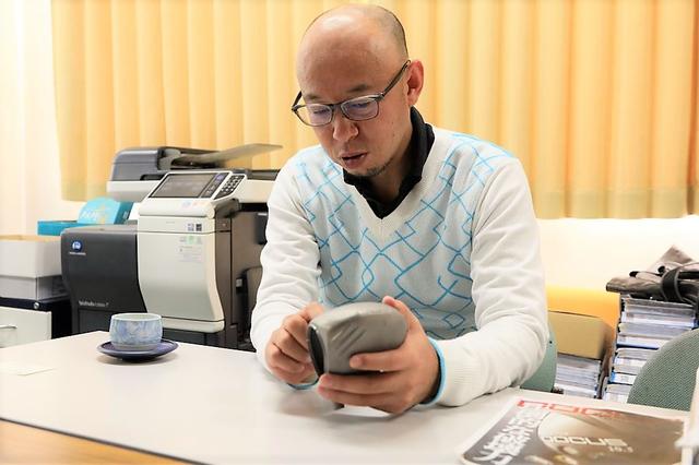 画像: 試作品の型に目を向け語る原代表
