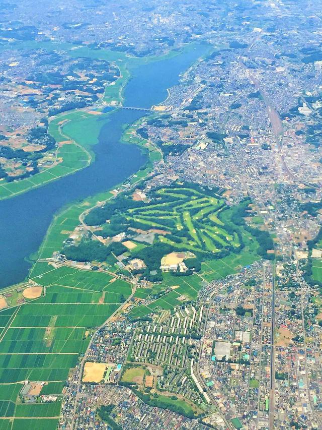 画像: 川沿いにあるのも特徴のゴルフ場だ