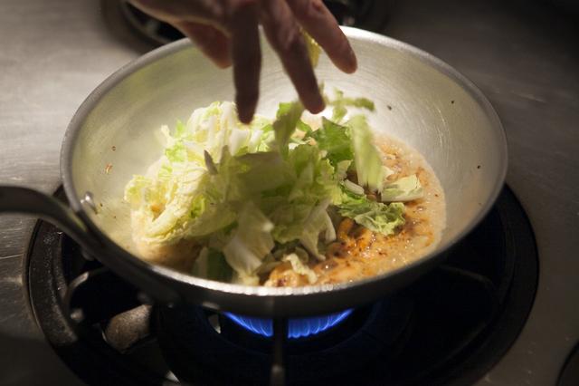 画像: 白菜はサッと入れる