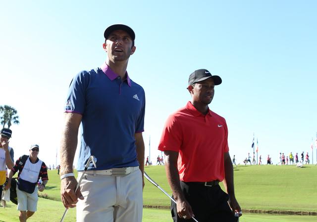 画像: 2015年ザ・プレーヤーズ選手権最終日のダスティン・ジョンソン(左)とタイガー(右)