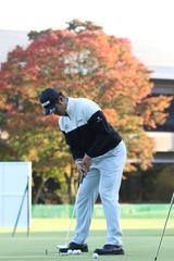 画像: 常におへその前にクラブをキープ。胸やおなかの動きとヘッドを同調させる