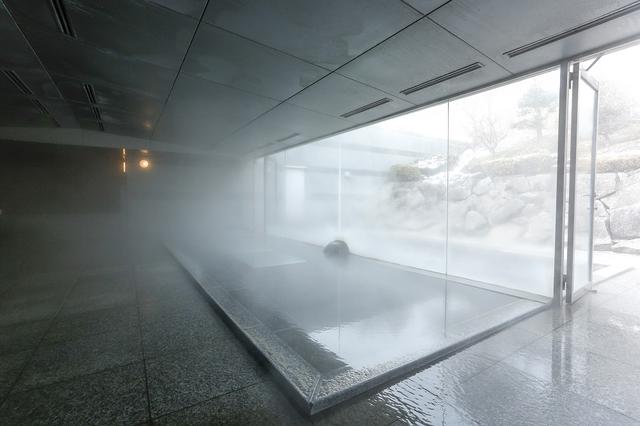 画像: 地下1500メートルから湧き出る温泉は湯あたりがやさしく、お肌がツルツルになるんだとか