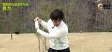画像: 左手の中指を右手でつまんで持ち上げる