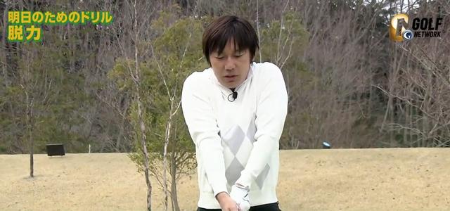 画像: 構えの状態でぐっと両肩を持ち上げる。肩の周りに力が入った状態