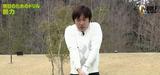 画像: 構えの状態でぐっと両肩を持ち上げる。肩の周りに力が入った状態