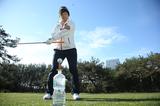 画像: 片手で短くグリップし、ハーフスウィングで軽く打つ。体をねじるが腰の位置は変わらない。