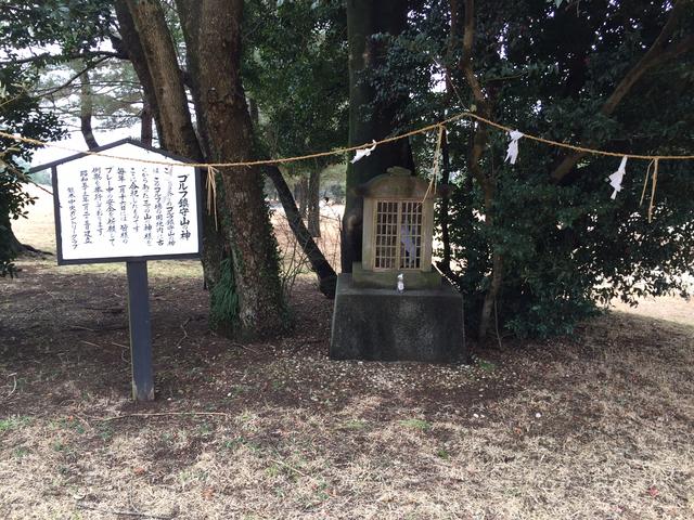 画像: 18番グリーン奥では山の神がゴルファーたちを見守っている