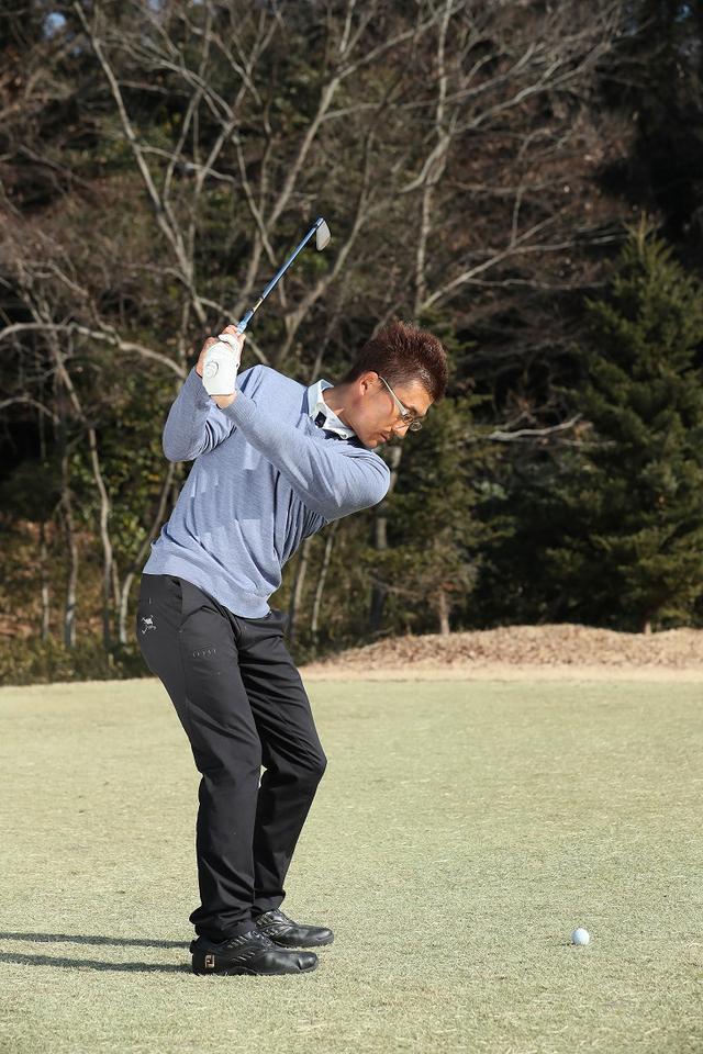画像: トップ:クラブはわずかに目標の右を向く