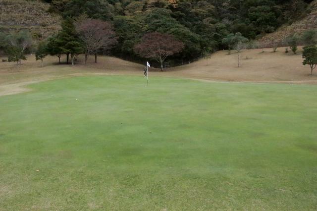 画像: グリーンは広いところで奥行き40ヤード以上あるところもある。ラウンド前はロングパットの練習が必須!