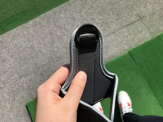 画像: 真ん中のゴムを中指に装着