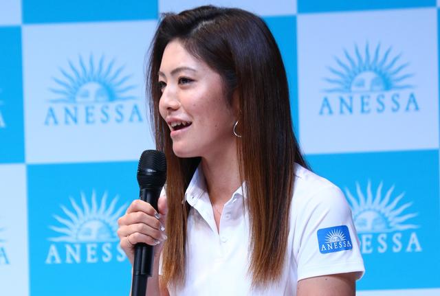 画像: スプレータイプの日やけ止めを愛用中の渡邉彩香