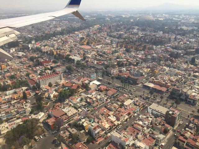 画像: 飛行機の窓から見たメキシコシティ