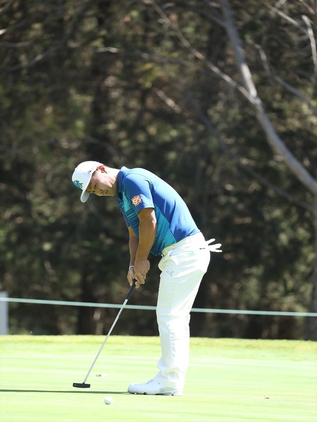 画像: パットに勝機を見い出し調整を重ねる谷原秀人