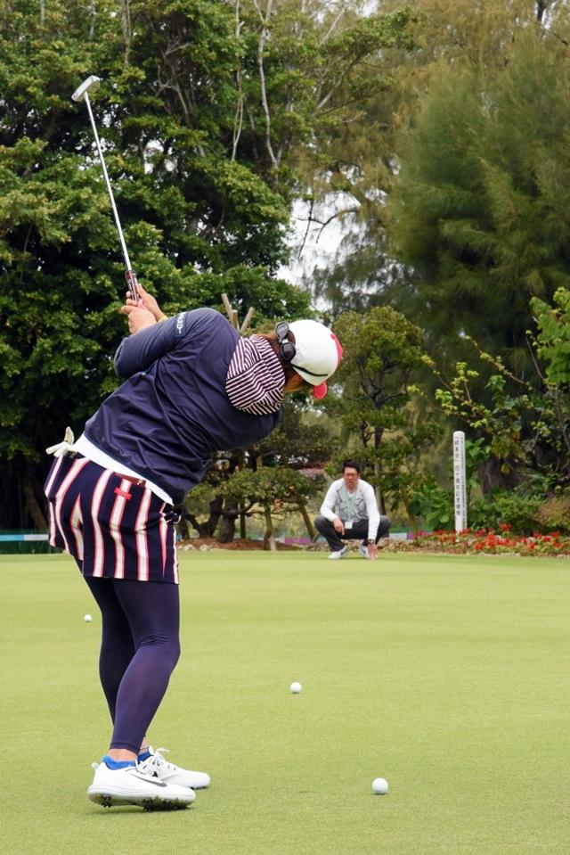 画像3: 「テークバックなし」「2個同時打ち」成田美寿々の“パタ練”が個性的過ぎる!