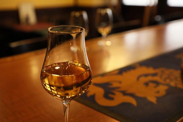 画像: 蒸留所のブレンダーもこの飲み方で味をみるという