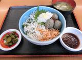 画像: 霞ケ浦産の魚介をふんだんに使った「霞ケ浦の恵丼 900円」