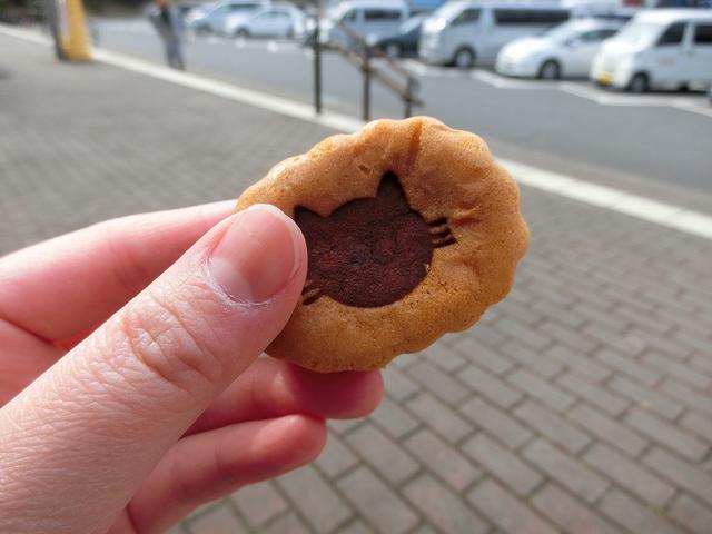 画像: おまんじゅうは、バナナチョコとバナナカスタードの2種類を販売。こちらはバナナチョコ