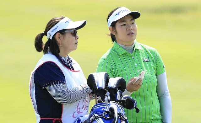 画像: 開幕戦2位の成績を収めた川岸史果と、キャディを務めた母・麻子さん