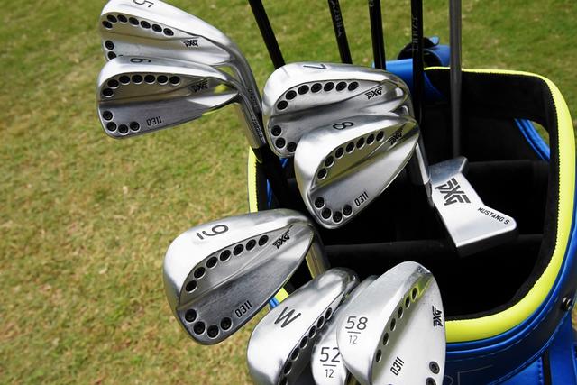 画像: PXGの0311アイアン。見た目はブレードタイプのフォージドアイアンだが、実は内部にエラストマーが充填された中空構造。さらにバックフェースに配されたタングステンウェートにより、シャープな見た目ながら打つとやさしく、打感も良い