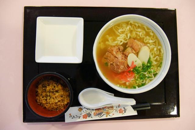 画像: ソーキそば950円。妙に存在感のある白い皿は「ソーキ(豚肉)」の骨入れ