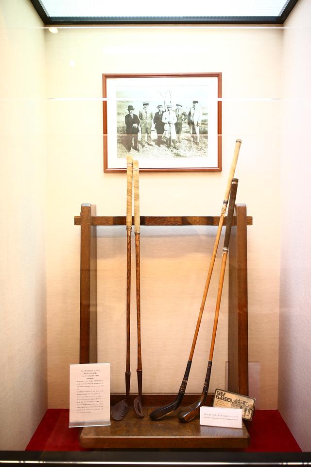 画像: 歴史あるコースだけに展示コーナーを眺めるのも楽しい。写真右は昭和天皇がプレーした当時のクラブ