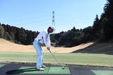 画像: アドレスの位置に手元を戻す感覚で振ると、伸び上がりがなくなる
